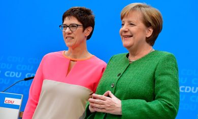 Chi è Annegret Kramp-Karrenbauer, AKK: la mini Merkel erede della cancelliera