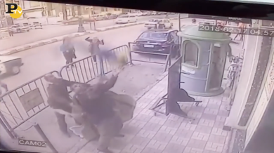 Egitto: poliziotto salva al volo bambino caduto dal secondo piano | video