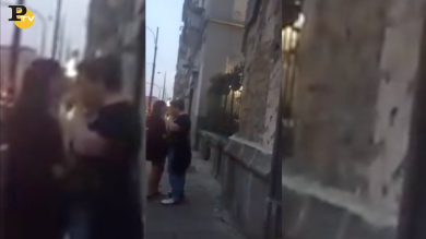 Napoli: rissa in strada tra due ragazze | video