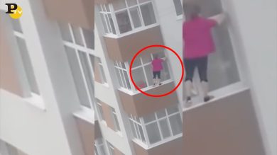 Donna pulisce i vetri di casa al 5° piano dall’esterno | video
