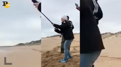 Va a pescare, prende un pesce ma ecco cosa succede | video