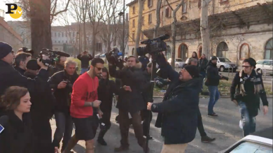 Fabrizio Corona esce dal carcere di San Vittore | video