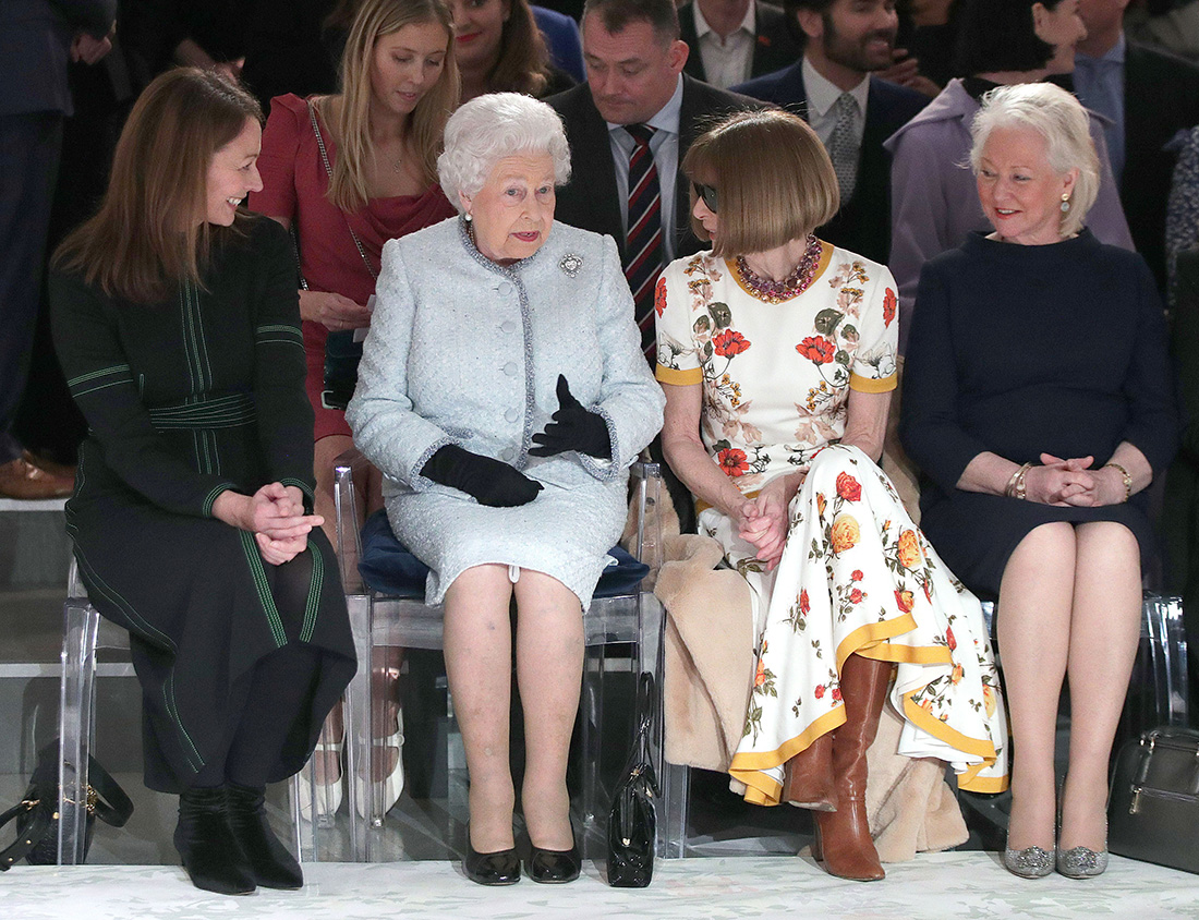 La prima volta della Regina Elisabetta a una sfilata di moda La prima volta della Regina Elisabetta a una sfilata di moda