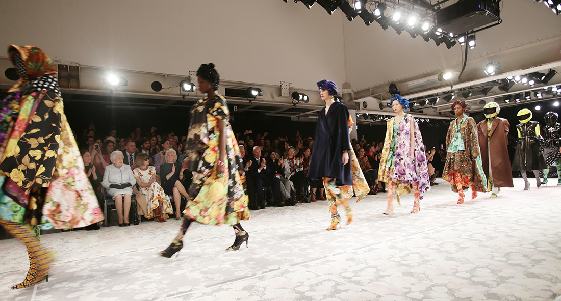 La prima volta della Regina Elisabetta a una sfilata di moda La prima volta della Regina Elisabetta a una sfilata di moda