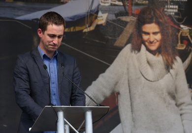 Chi è Brendan Cox, il vedovo di Jo Cox accusato di molestie