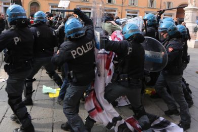 Bologna; scontri Polizia-Antifascisti alla manifestazione di Forza Nuova | video