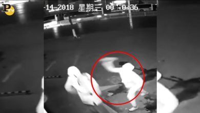 Ladro distratto tenta rapina ma tira mattone sulle testa del complice | video