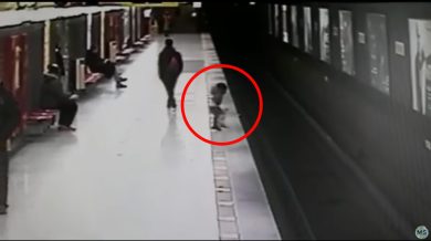 Bimbo cade sui binari della metropolitana a Milano. 18enne lo salva | video