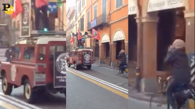 In bicicletta contesta il comizio su auto di CasaPound a Bologna | video