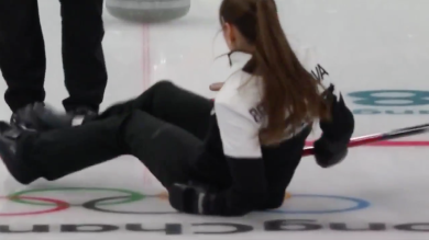 Olimpiadi 2018, curling: la bella Bryzgalova cade sul ghiaccio ma vince il bronzo | video