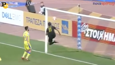 Incredibile gol sbagliato da un metro a porta vuota da Araujo | video