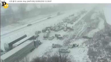 Iowa: mega incidente in autostrada per la neve | video