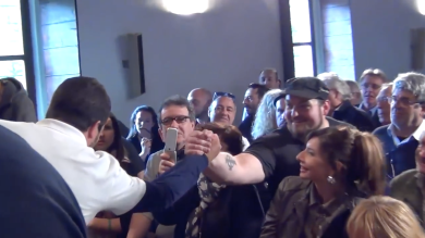 Matteo Salvini incontra e saluta Luca Traini a Macerata | video