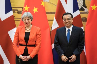 Theresa May in Cina a discutere di commercio, Brexit e Corea del Nord