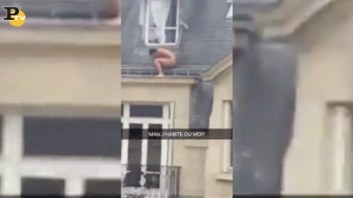Amante si nasconde nudo sul cornicione | video