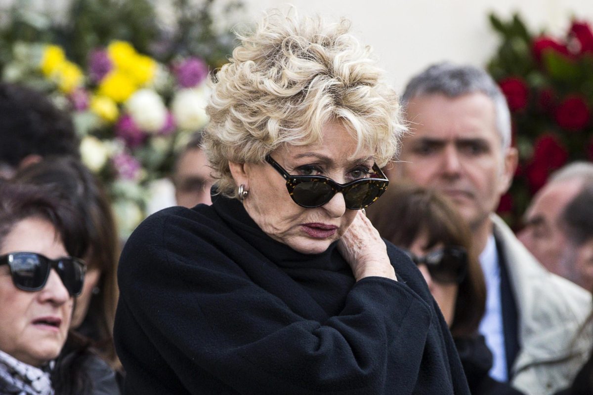 Galleria foto 'In migliaia a Roma per i funerali di Fabrizio Frizzi' - foto 29