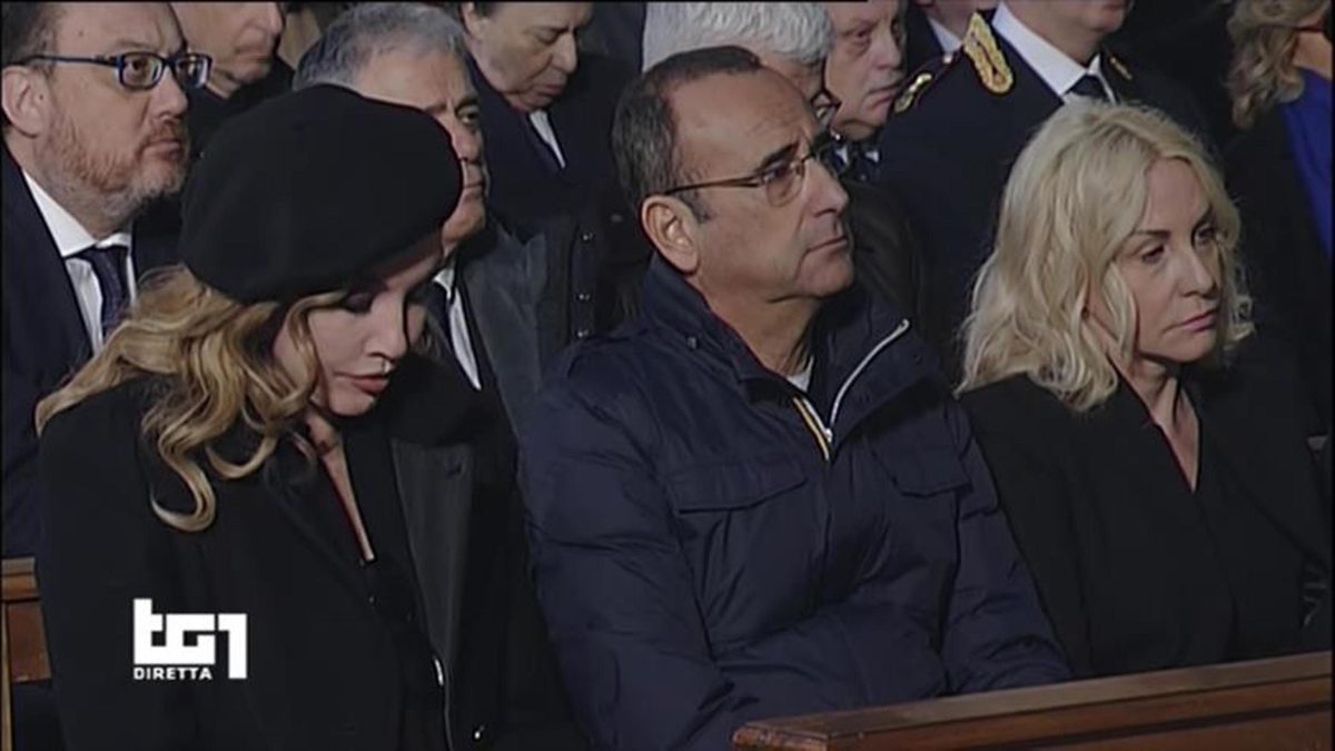 Galleria foto 'In migliaia a Roma per i funerali di Fabrizio Frizzi' - foto 25