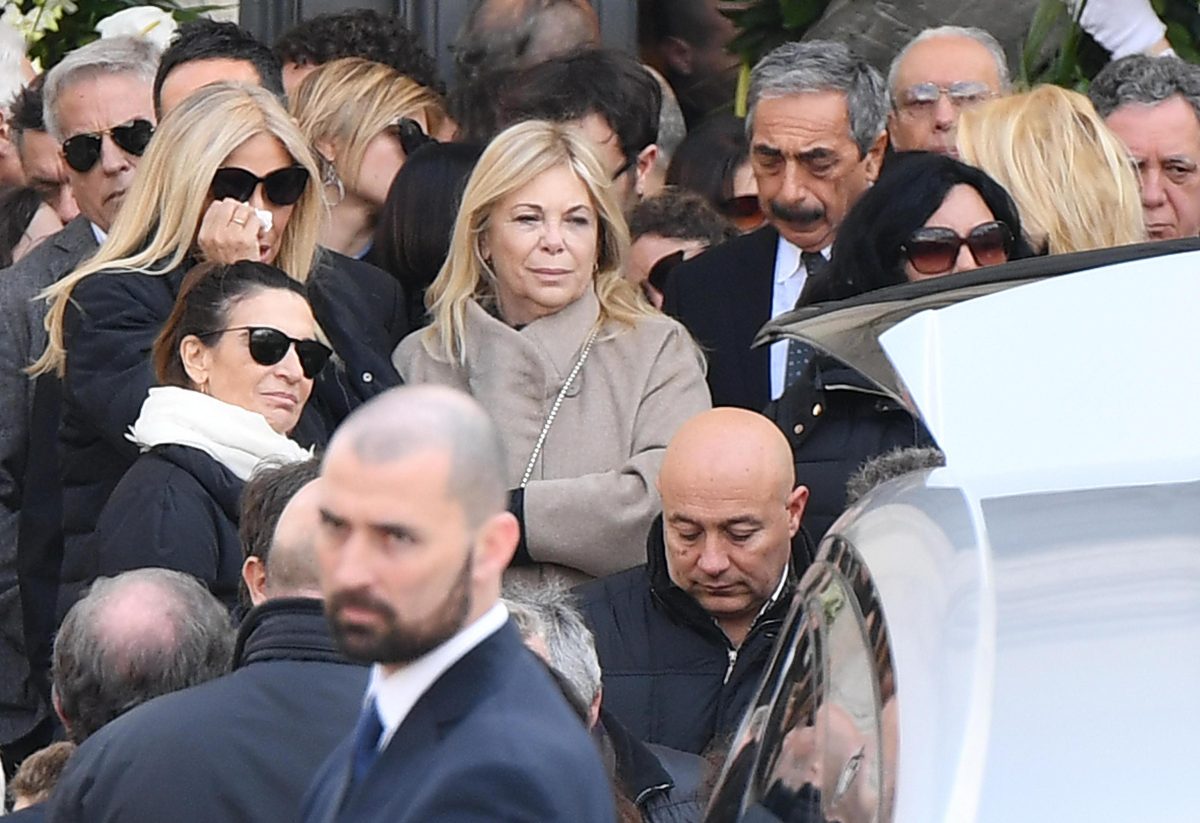 Galleria foto 'In migliaia a Roma per i funerali di Fabrizio Frizzi' - foto 23