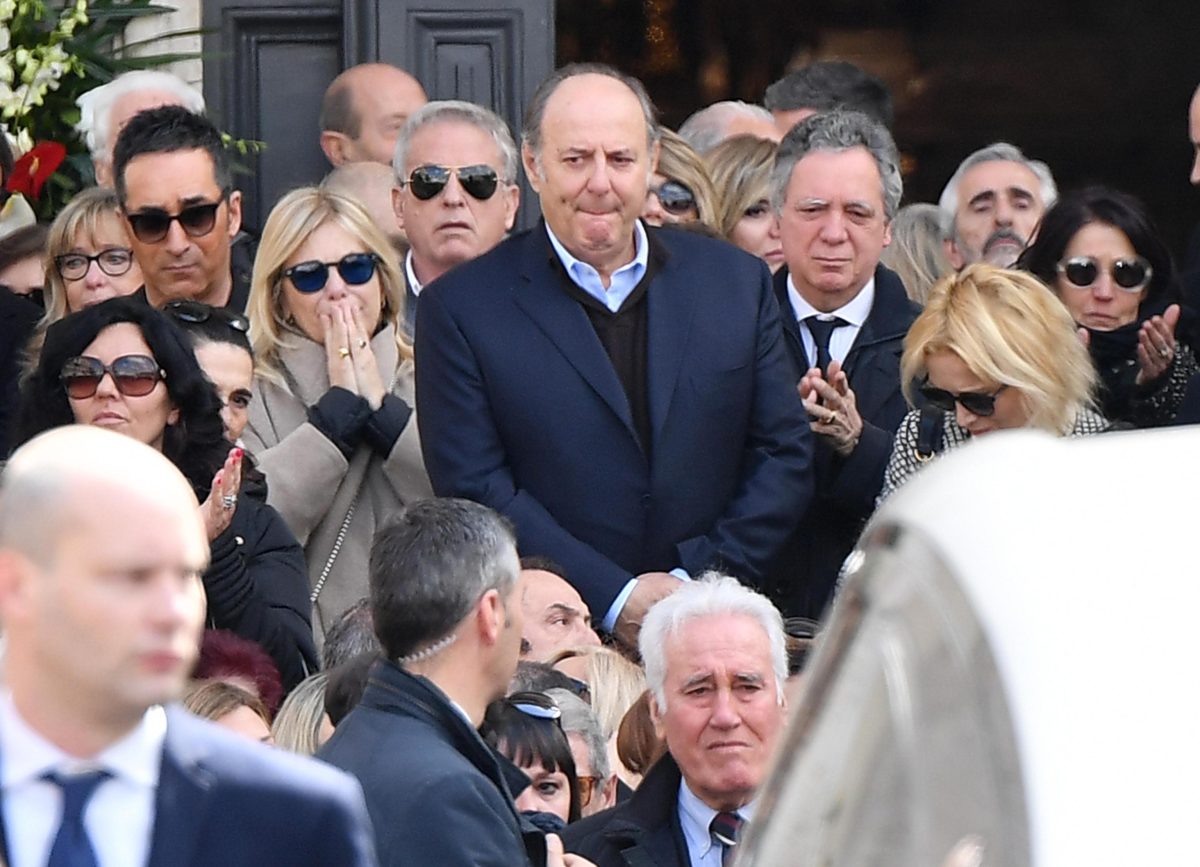 Galleria foto 'In migliaia a Roma per i funerali di Fabrizio Frizzi' - foto 31