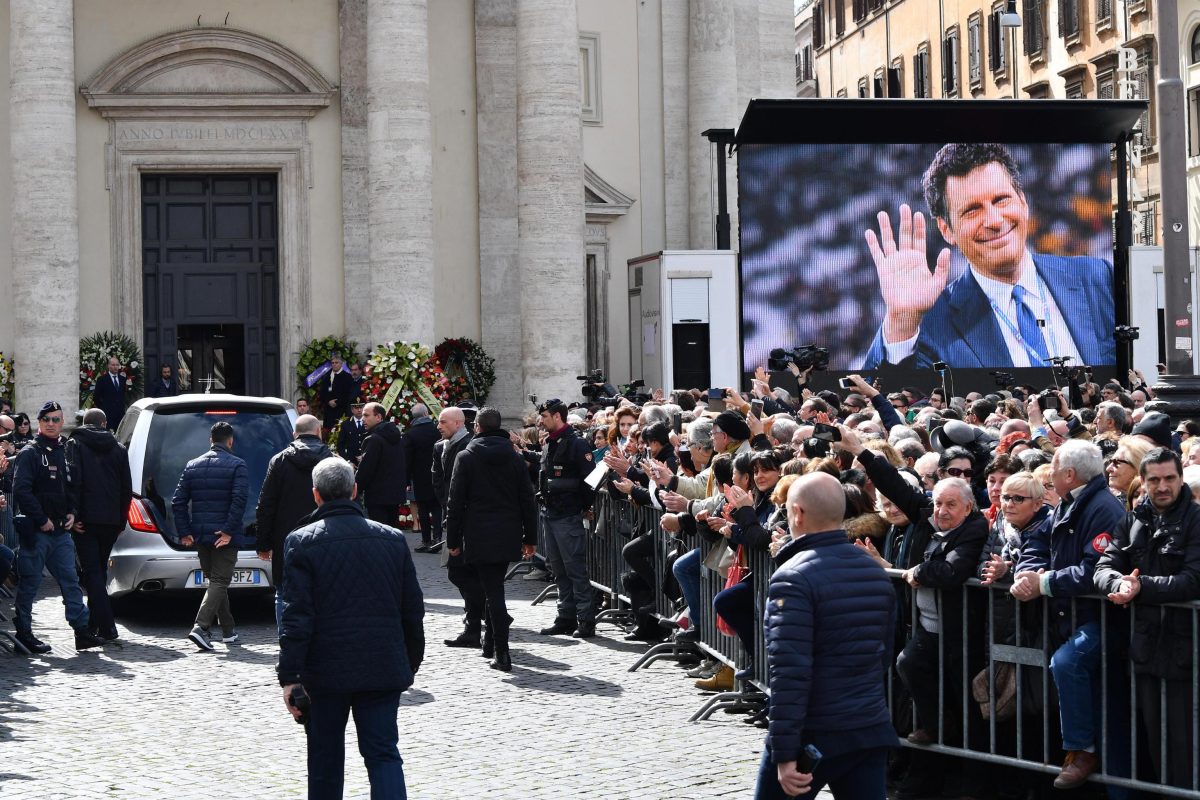 Galleria foto 'In migliaia a Roma per i funerali di Fabrizio Frizzi' - foto 36
