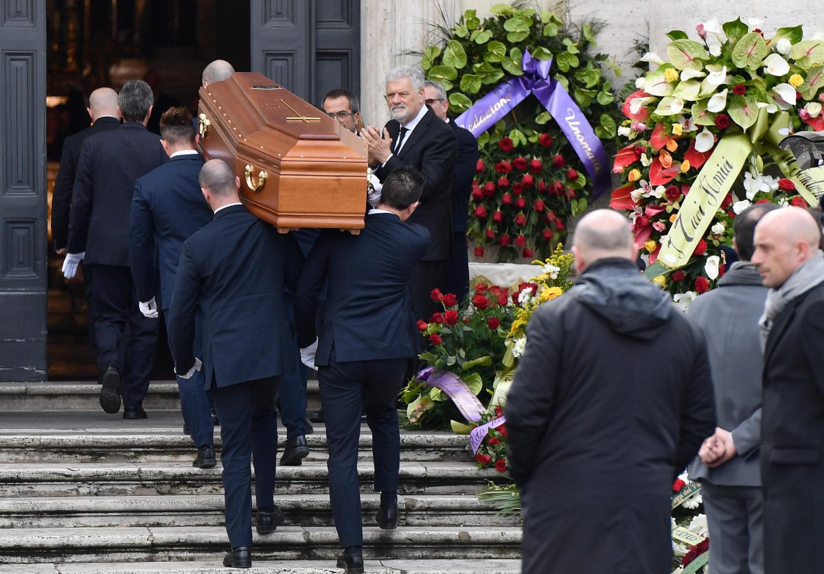 Galleria foto 'In migliaia a Roma per i funerali di Fabrizio Frizzi' - foto 35