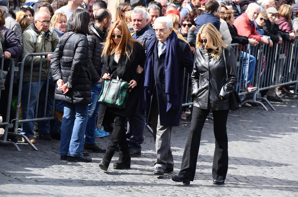Galleria foto 'In migliaia a Roma per i funerali di Fabrizio Frizzi' - foto 21