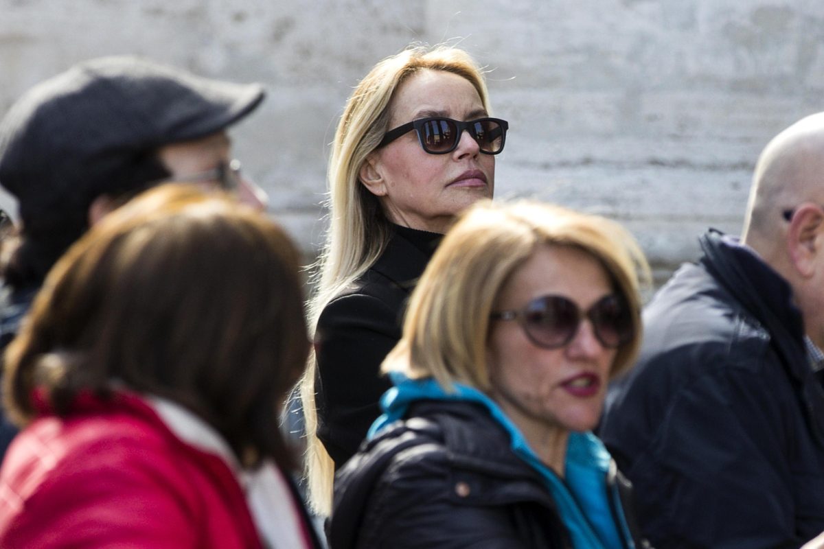 Galleria foto 'In migliaia a Roma per i funerali di Fabrizio Frizzi' - foto 7