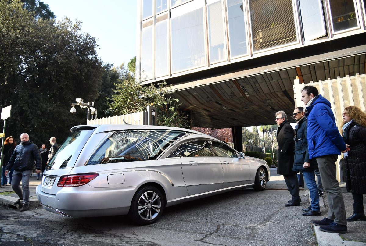 Galleria foto 'In migliaia a Roma per i funerali di Fabrizio Frizzi' - foto 6
