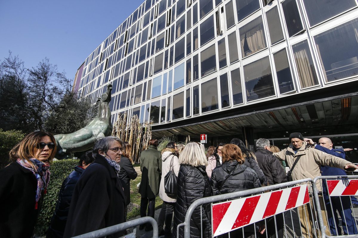 Galleria foto 'In migliaia a Roma per i funerali di Fabrizio Frizzi' - foto 5