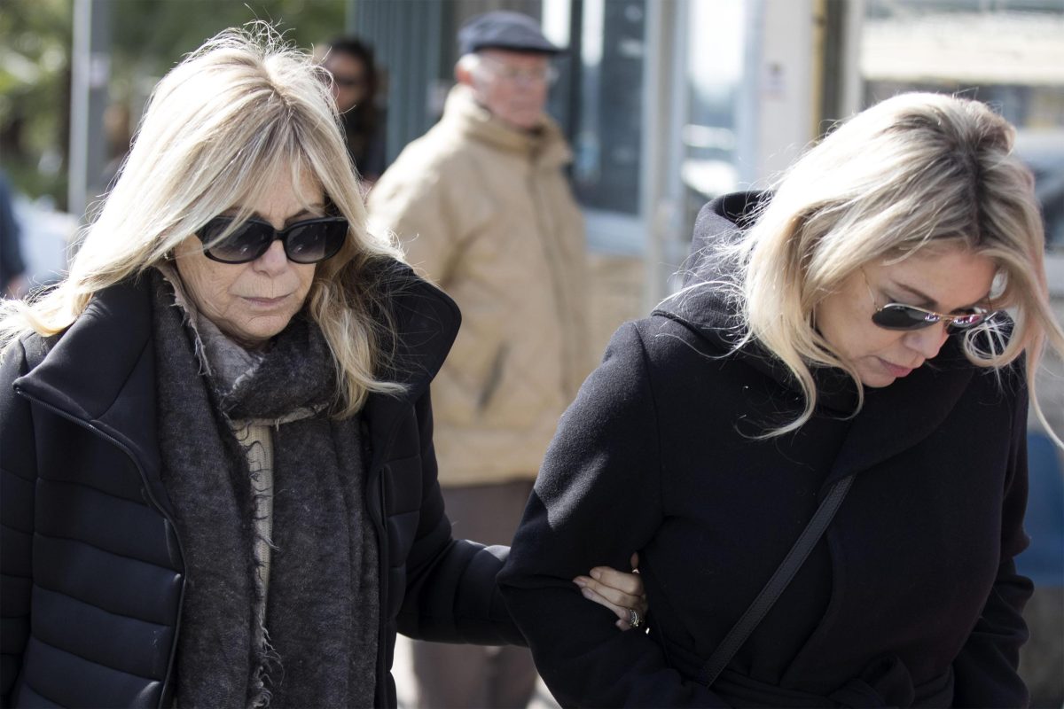 Galleria foto 'In migliaia a Roma per i funerali di Fabrizio Frizzi' - foto 3