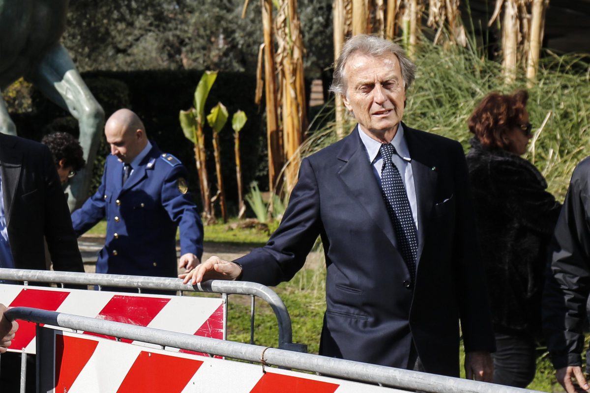 Galleria foto 'In migliaia a Roma per i funerali di Fabrizio Frizzi' - foto 2