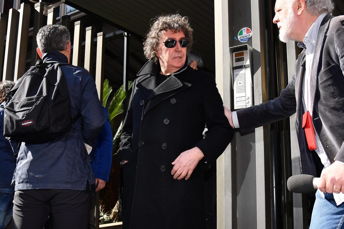 Galleria foto 'In migliaia a Roma per i funerali di Fabrizio Frizzi' - foto 16