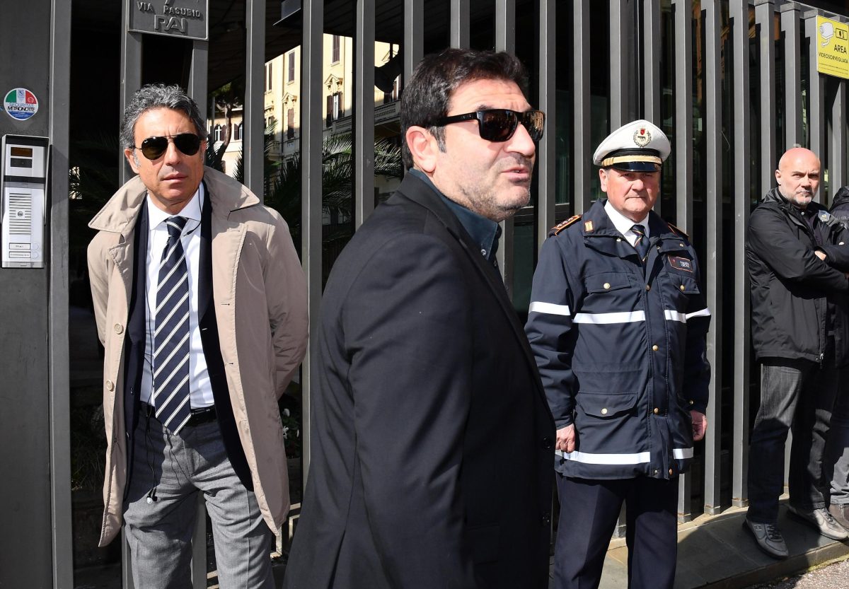 Galleria foto 'In migliaia a Roma per i funerali di Fabrizio Frizzi' - foto 13