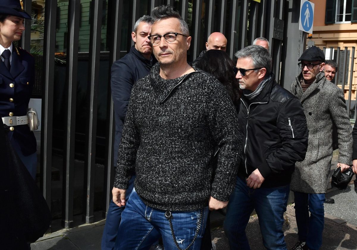 Galleria foto 'In migliaia a Roma per i funerali di Fabrizio Frizzi' - foto 1