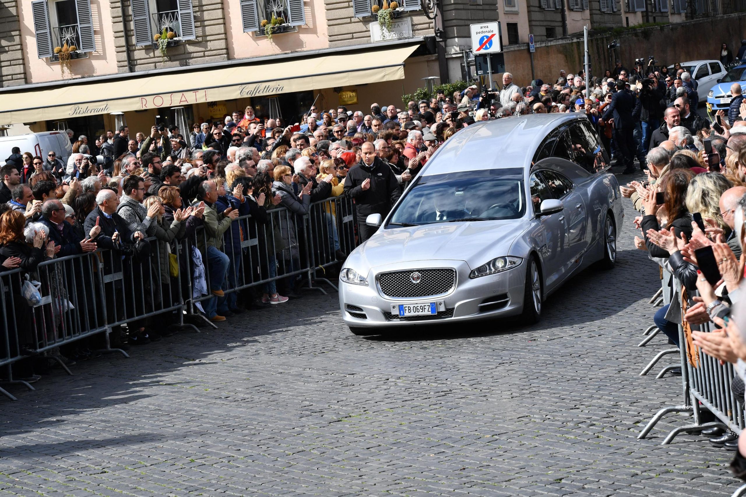 In migliaia a Roma per i funerali di Fabrizio Frizzi