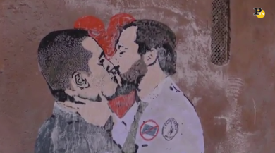 Salvini bacia Di Maio: il murale vicino al Parlamento a Roma