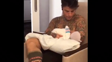 Fedez tiene in braccio il figlio Leone Lucia | video