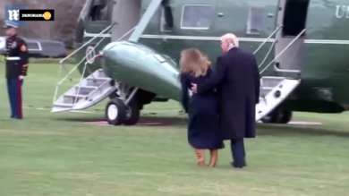Melania Trump inciampa e scivola ma Donald la sorregge | video