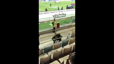 Tifoso del Foggia allo stadio in carrozzina poi cammina in tribuna. “Miracolo” | video