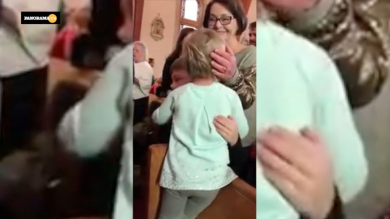 Bambina abbraccia tutti in Chiesa | video