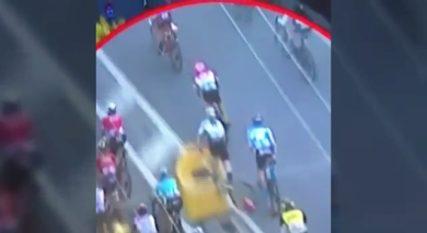 Cavendish: paurosa caduta alla Milano-Sanremo | video