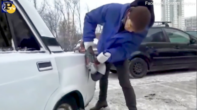 Russia: uomo sega una macchina per parcheggiare | video