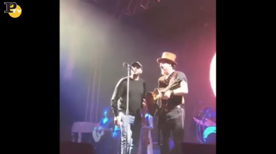 Checco Zalone piomba sul palco del concerto di Zucchero ed è show | video