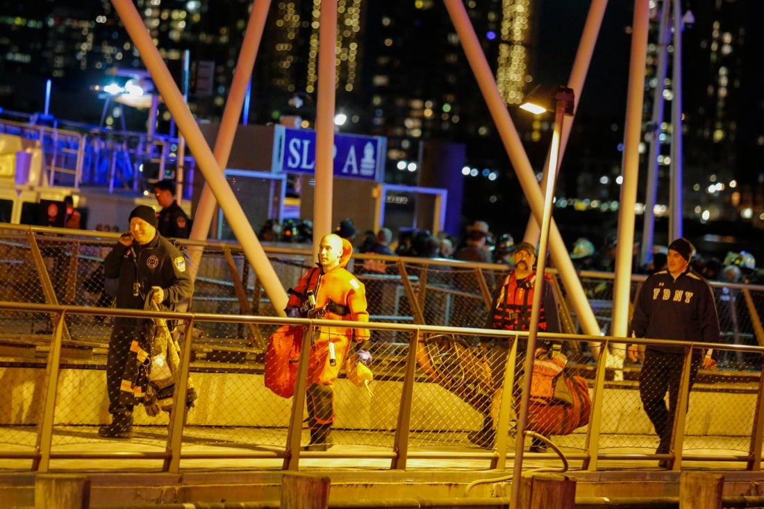 New York, le foto dell’elicottero precipitato nell’East River New York, le foto dell’elicottero precipitato nell’East River