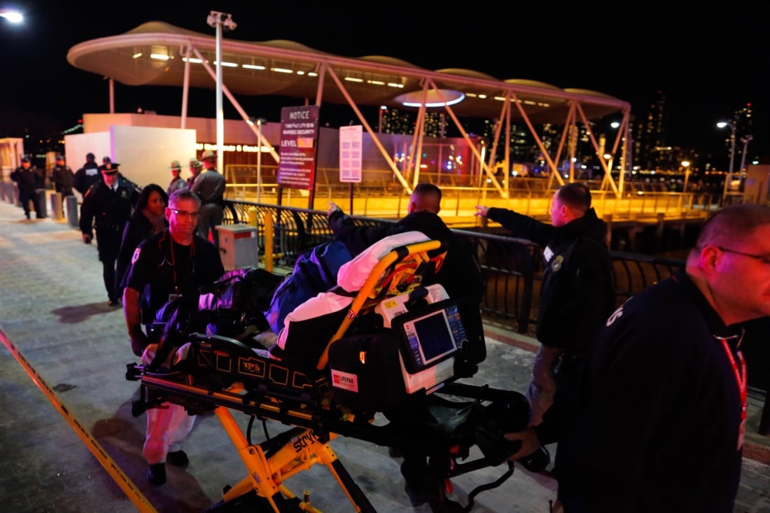 New York, le foto dell’elicottero precipitato nell’East River New York, le foto dell’elicottero precipitato nell’East River