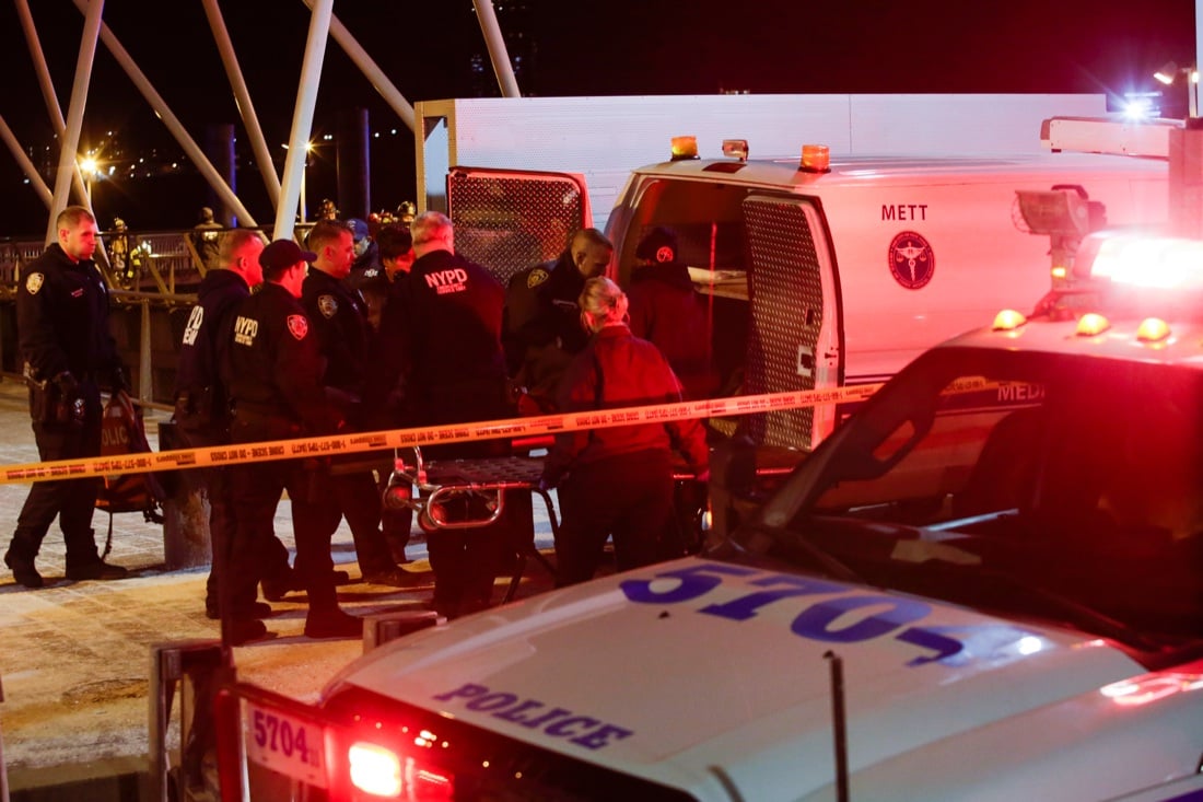 New York, le foto dell’elicottero precipitato nell’East River New York, le foto dell’elicottero precipitato nell’East River