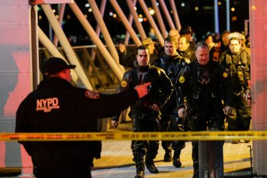 New York, le foto dell’elicottero precipitato nell’East River