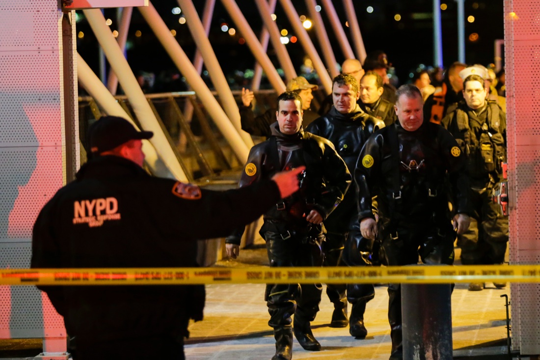 New York, le foto dell’elicottero precipitato nell’East River New York, le foto dell’elicottero precipitato nell’East River