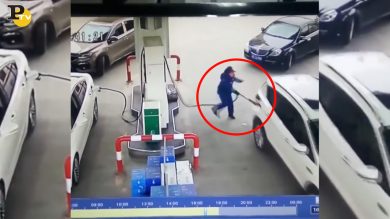 Automobilista distratto, incidente dal benzinaio | video