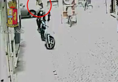 Milano: uomo investe venditore ambulante | video